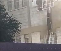 «مشهد يحبس الأنفاس».. فرار طالبتين من النافذة هربًا من حريق بمدرسة | فيديو