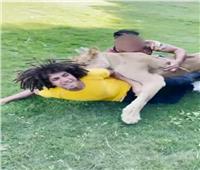 أسد يهاجم يوتيوبر شهير أثناء تصوير فيديو