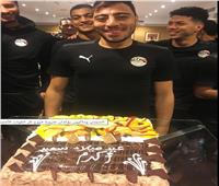 لاعبو المنتخب يحتفلون بأكرم توفيق بمناسبة عيد ميلاده