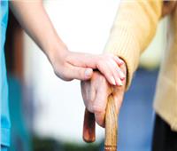 الأمانة واحترام السرية أهم شروط التعيين.. «رفيق المسن» وظيفة لرعاية الكبار