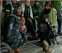 طالبان تزيل تمثالا لزعيم الهزارة الشيعة بأفغانستان 