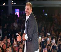عمرو دياب يغني كوبليه جديد من «أنت الحظ»| فيديو