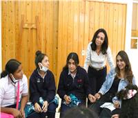 مايا مرسي تزور مدرستها السابقة للمشاركة في دوائر الحكي ضمن مبادرة «دوي» 