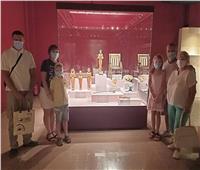 سياح من جنسيات مختلفة يزورون متحف الغردقة
