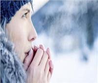 احذر قلة النوم.. 7 أسباب للشعور ببرودة أطرافك في الشتاء