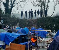 تفكيك مخيم للمهاجرين شمال فرنسا في ظل توتر مع لندن 