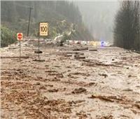 مصرع امرأة وإجلاء الآلاف بسبب الأمطار والانهيارات الأرضية غربي كندا