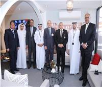 وفد وزارة الطيران المدني يلتقي مسئولي طيران الإمارات بمعرض دبي 