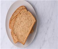 يقلل نسبة الكولسترول في الدم ويخفض الوزن .. فوائد خبز القمح للجسم