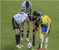 إيقاف حكم مباراة الأرجنتين والبرازيل في تصفيات المونديال