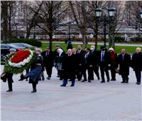 رئيس مجلس الشيوخ يضع إكليل زهور على قبر الجندي المجهول بساحه الكرملين ‎‎