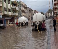 الدفع بسيارات لشفط مياه الأمطار من شوارع مدينة العريش