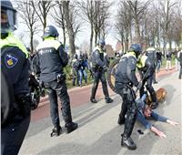 إصابة شخصين إثر إطلاق الشرطة الهولندية النار خلال احتجاجات على إجراءات كورونا