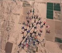 40 سيدة تجتمعن لتحطيم رقم قياسي في القفز بالمظلة في سماء أريزونا|فيديو