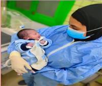 تفاصيل نجاح ولادة قيصرية لسيدة مصابة بـ«كورونا» في مستشفى عزل| فيديو