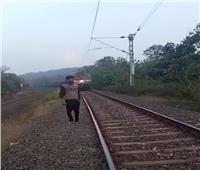 شاهد| قطار يدهس شابًا أثناء تصويره مقطع فيديو «لايف»