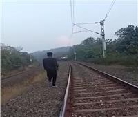 بسبب جنون التريند والـ«لايف».. قطار يدهس شابا في الهند| فيديو