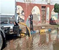 استمرار أعمال شفط وكسح تجمعات مياه الأمطار بمدينة المطرية بالدقهلية