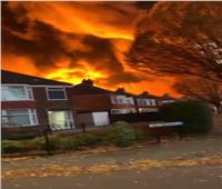 حريق وانفجارات هائلة في مصنع ببريطانيا أدى لإخلاء المنازل| فيديو