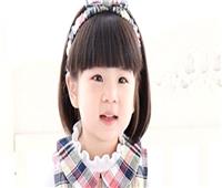طفلة صينية تلفت الأنظار بتحريك رقبتها | فيديو  
