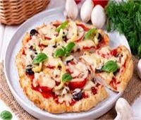 لعشاق البيتزا .. طريقة عمل بيتزا بعجينة القرنبيط