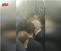 حوار بين مرتضى منصور ولؤي دعبس في عزاء جلال إبراهيم| فيديو