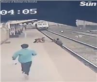 لحظات إنقاذ طفل انزلق علي قضبان السكة الحديدية بمومباي .. فيديو