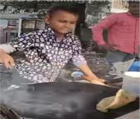 طفل هندي يبدع في الطهي وصنع «عيش البراتا»| فيديو