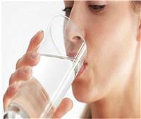 خبيرة تغذية علاجية: شرب المياه لا يجب أن يكون دفعة واحدة| فيديو 