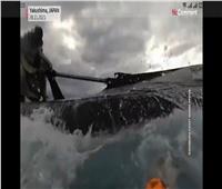 ظل 24 ساعة في البحر.. رجل ينجو من الموت بعد غرق مركبه | فيديو  