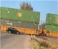قطار سريع يقسم شاحنة إلى نصفين | فيديو