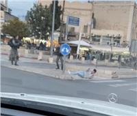 بالفيديو| درة جديد .. جندي إسرائيلي يطلق النار على شاب فلسطيني 
