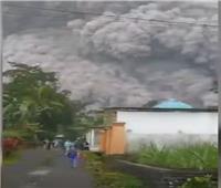 لحظة ثوران بركان «سيميرو» في إندونيسيا وفرار آلاف السكان |فيديو