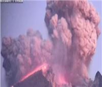 لحظة انفجار هائل بركان في جزيرة جاوة الإندونيسية| فيديو