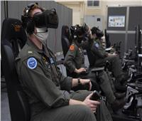 القوات البحرية الأمريكية تدرب الطيارين المقاتلين بأنظمة محاكاة الطيران