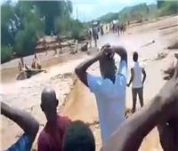 «لحظات صادمة».. انقلاب أتوبيس في مياه الفيضان بكينيا ومصرع 20 شخًصا |فيديو