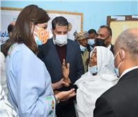 وزيرة الهجرة ومحافظ أسوان يتفقدان قافلة طبية بقرية المضيق في نصر النوبة