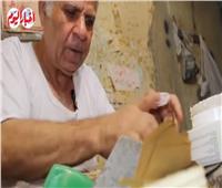 «محمود صالح».. أقدم صانع أحذية بالية في مصر.. فيديو