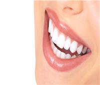 «مضغ العلكة» وتناول الفيتامينات من بينها.. 4 طرق لاستعادة مينا الأسنان