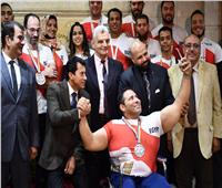 وزير الرياضة يُكرم منتخبات مصر للقوة البدنية ومصارعة الذراعين