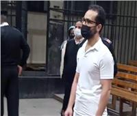 بملابس بيضاء وسيجارة.. ظهور شادي خلف داخل القفص لمحاكمته في قضية التحرش