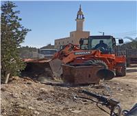 إزالة التراكمات على الطريق الصحراوي بمدينة البياضية في الأقصر | صور