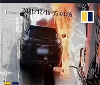 شاب يُشعل النار بإحدي السيارات داخل محطة وقود في الصين | فيديو