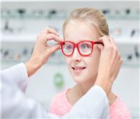 12 حالة خفية.. متى يحتاج طفلك لنظارة؟