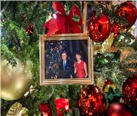 ترامب وميلانيا بين أغصان شجرة الكريسماس في البيت الأبيض 