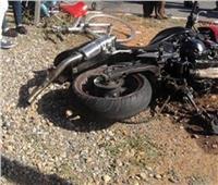 مصرع شخص واصابة ٢ آخرين في حادث تصادم سيارة و دراجة نارية في أسيوط  