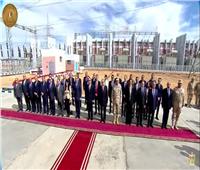 الرئيس السيسي يلتقط صورة تذكارية بمجمع بنبان للطاقة الشمسية بأسون
