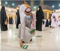 «شؤون الحرمين» تُعيد ملصقات التباعد الجسدي بالمسجد الحرام بسبب كورونا