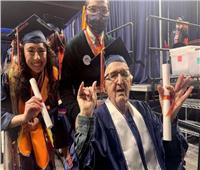 «عجوز أمريكي» يتخرج من الجامعة مع حفيدته وعمره 90 عاما