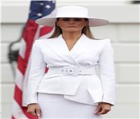 ميلانيا ترامب تعرض قبعتها البيضاء للبيع في مزاد